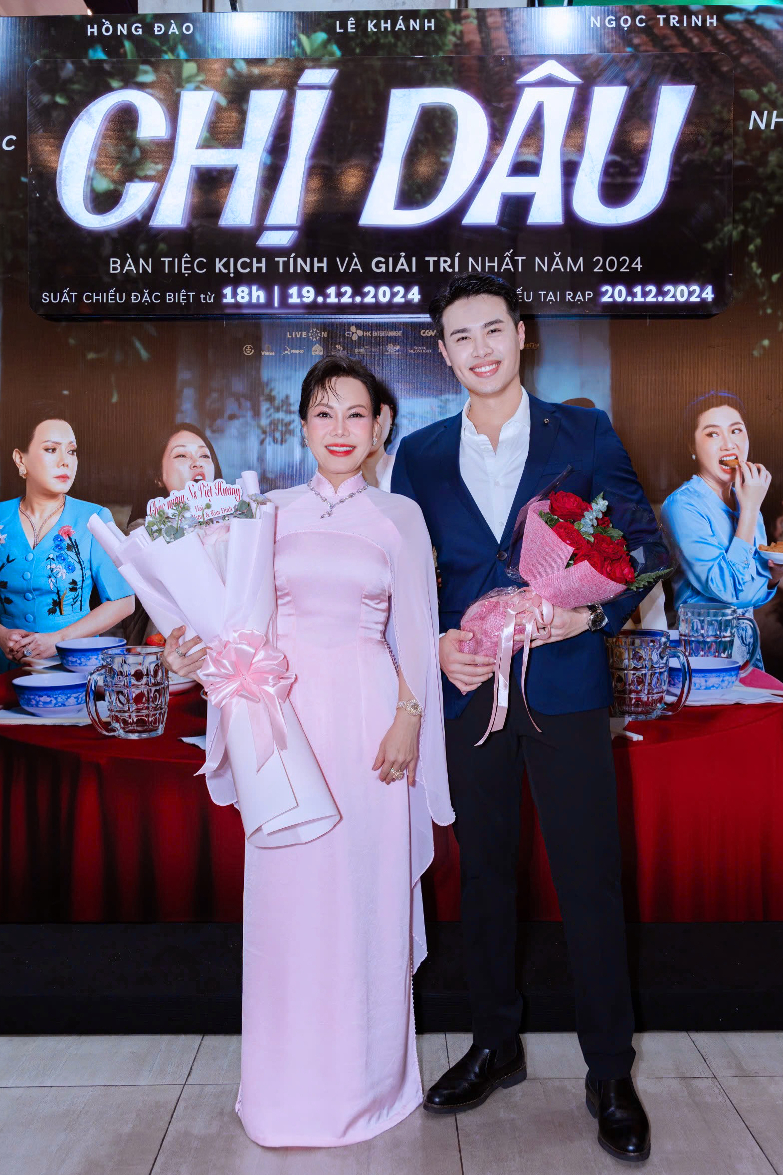 Anthony Huỳnh hạnh phúc khi được làm con của Việt Hương trong phim-614-1