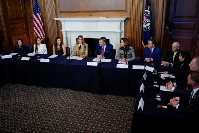 Melania Trump diện vest, phát biểu quyền lực trước Quốc hội Mỹ-1694-1