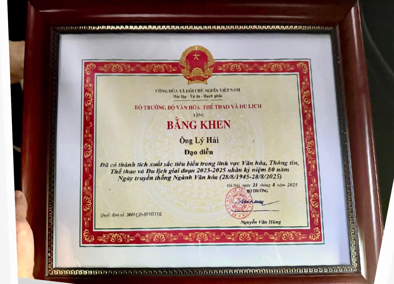 Đạo diễn Lý Hải vinh dự nhận bằng khen-2067-1