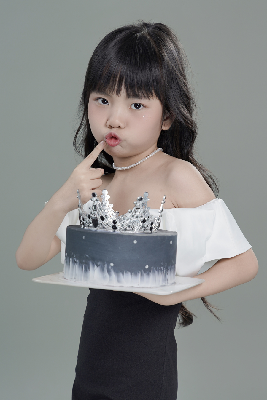 Nguyễn Uyên Phương cùng xã Hoàng Phúc chụp hình gia đình cùng 3 nhóc tỳ-637-1