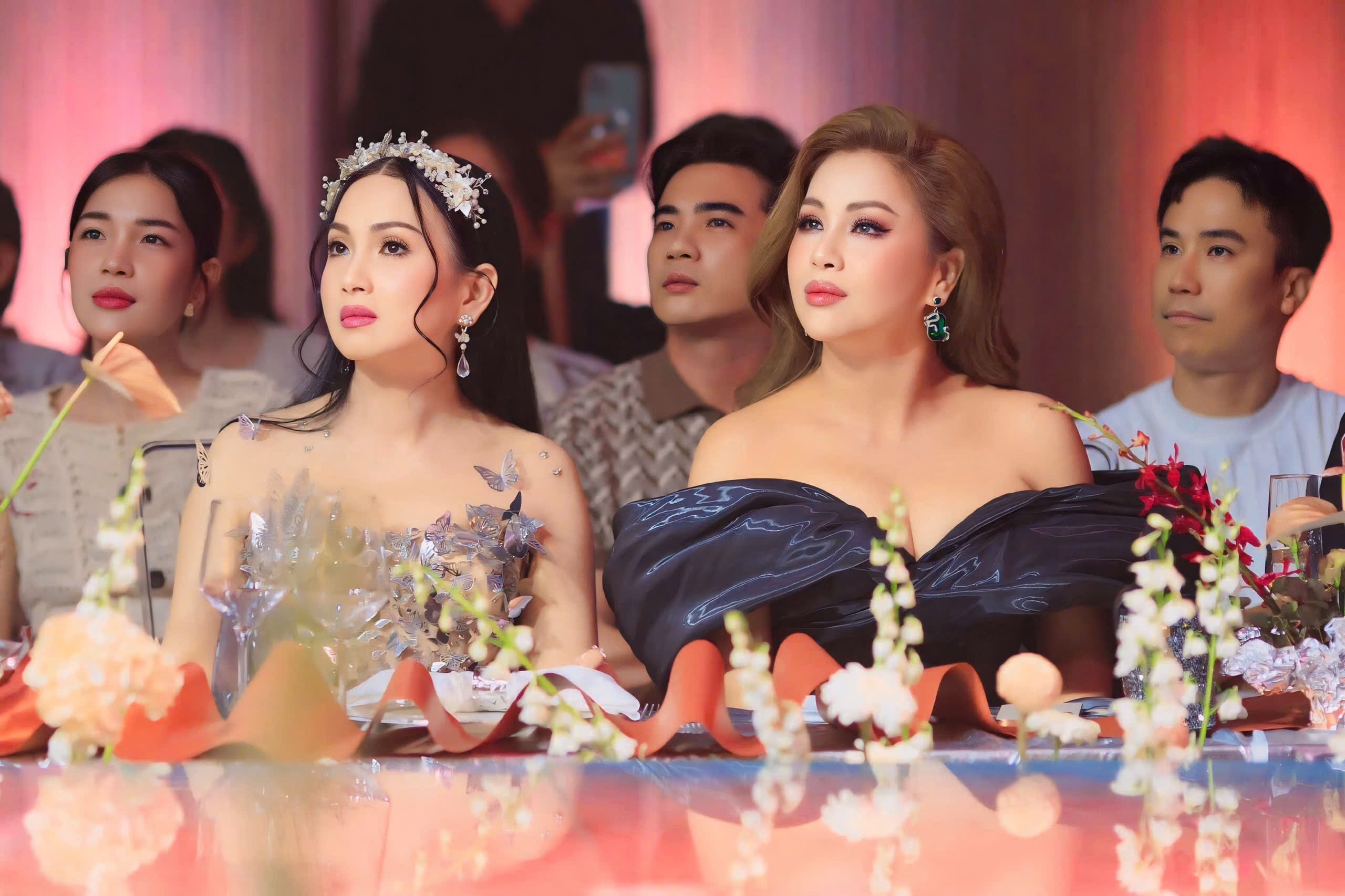 Ca sĩ Hà Phương và Minh Tuyết rạng rỡ dự show Wedding Symphony 2025-2047-1