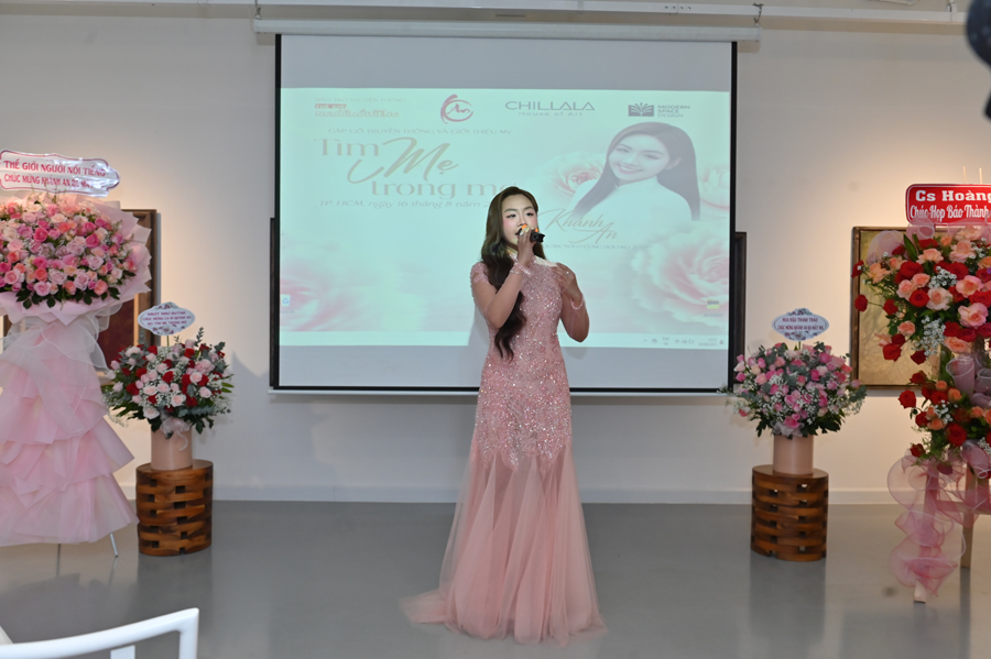 Ca sĩ Khánh An nghẹn ngào khi hát live Tìm Mẹ trong mơ tại buổi ra mắt-2045-1