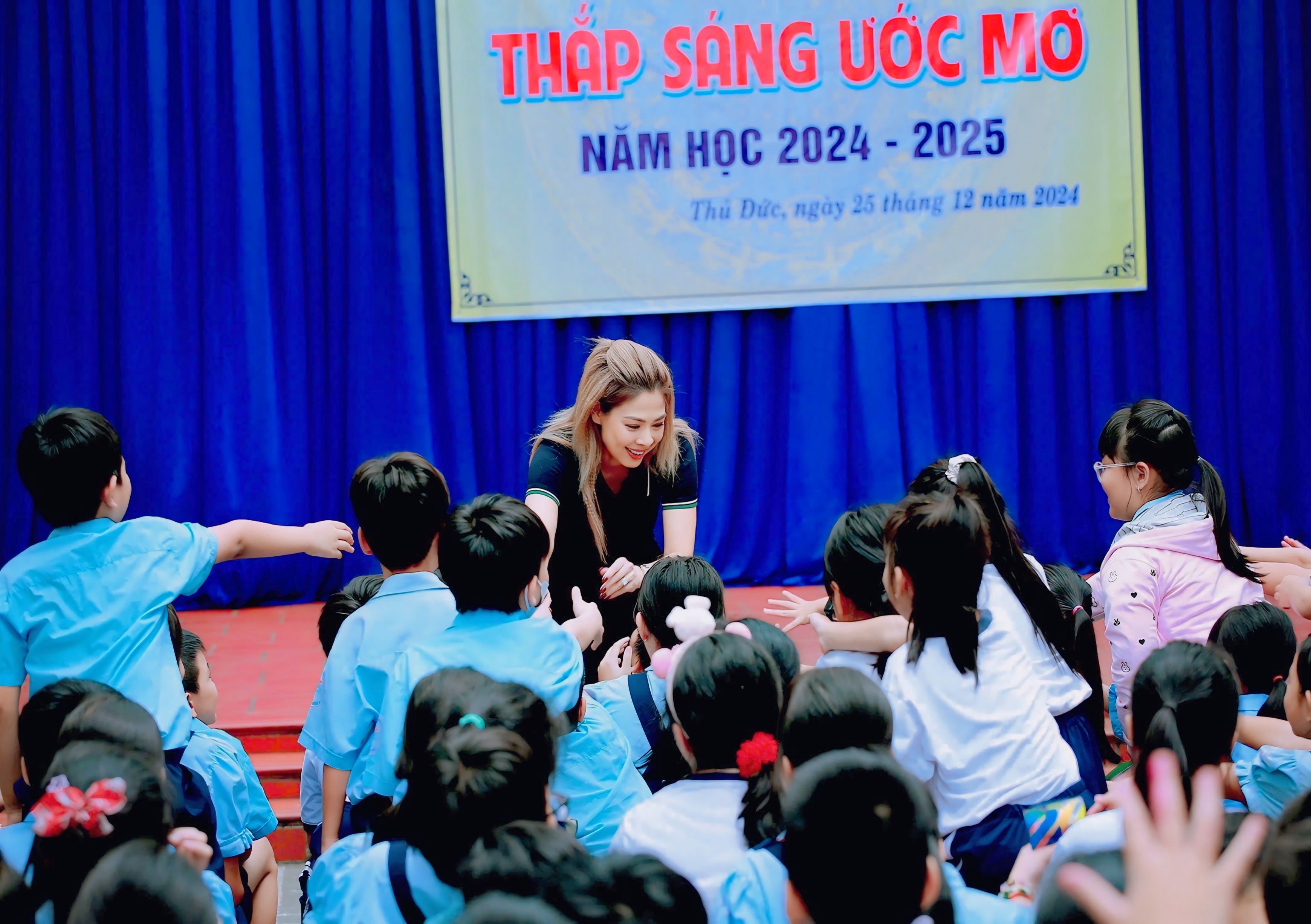 Ca sĩ Thanh Thảo dẫn về nước đi từ thiện tại quê nhà dịp cuối năm-608-1
