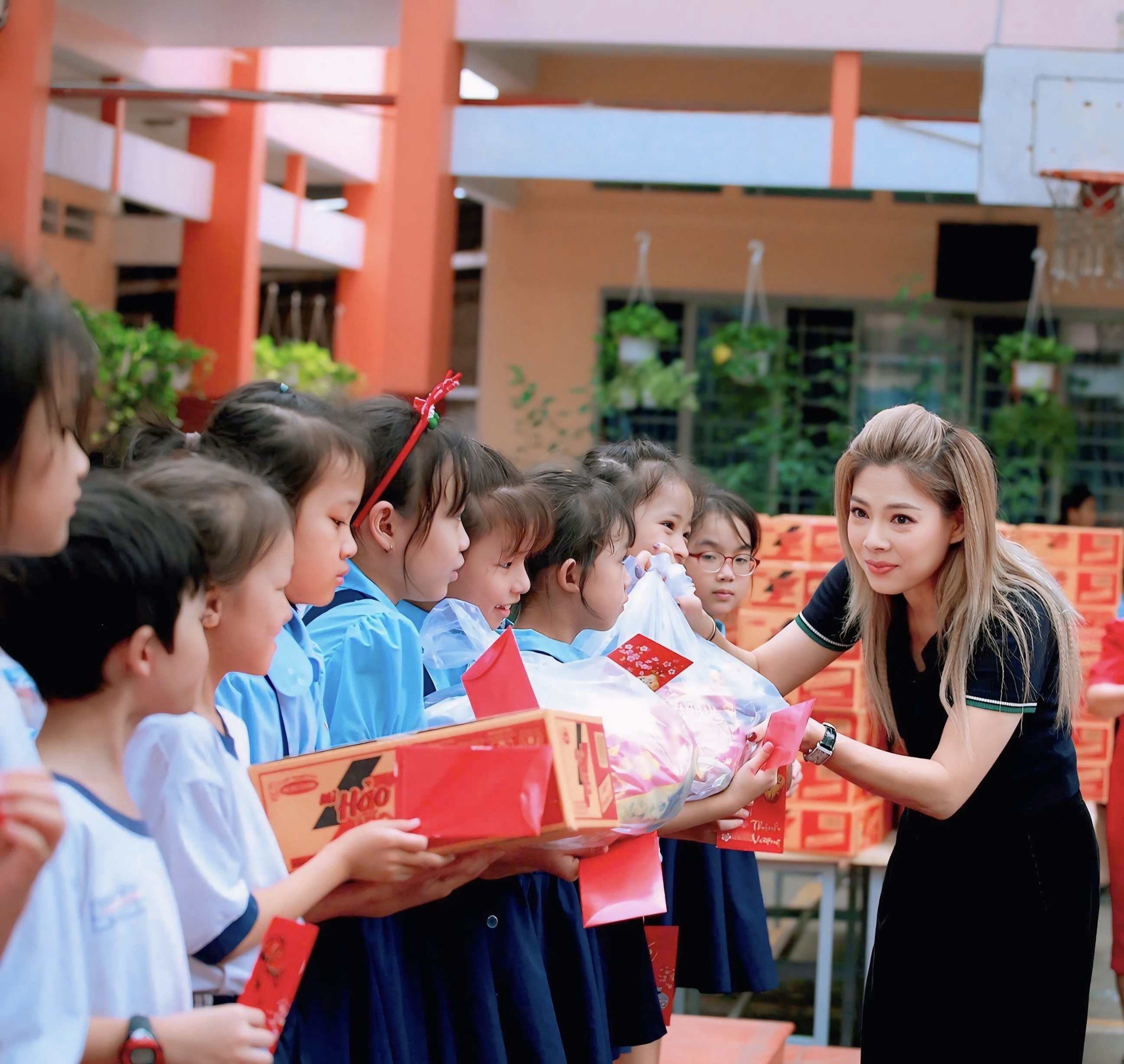 Ca sĩ Thanh Thảo dẫn về nước đi từ thiện tại quê nhà dịp cuối năm-608-1