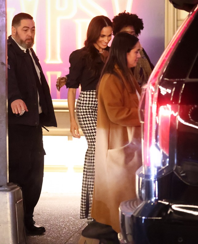 Meghan Markle thuê cả đoàn xe đi xem nhạc kịch-1768-2