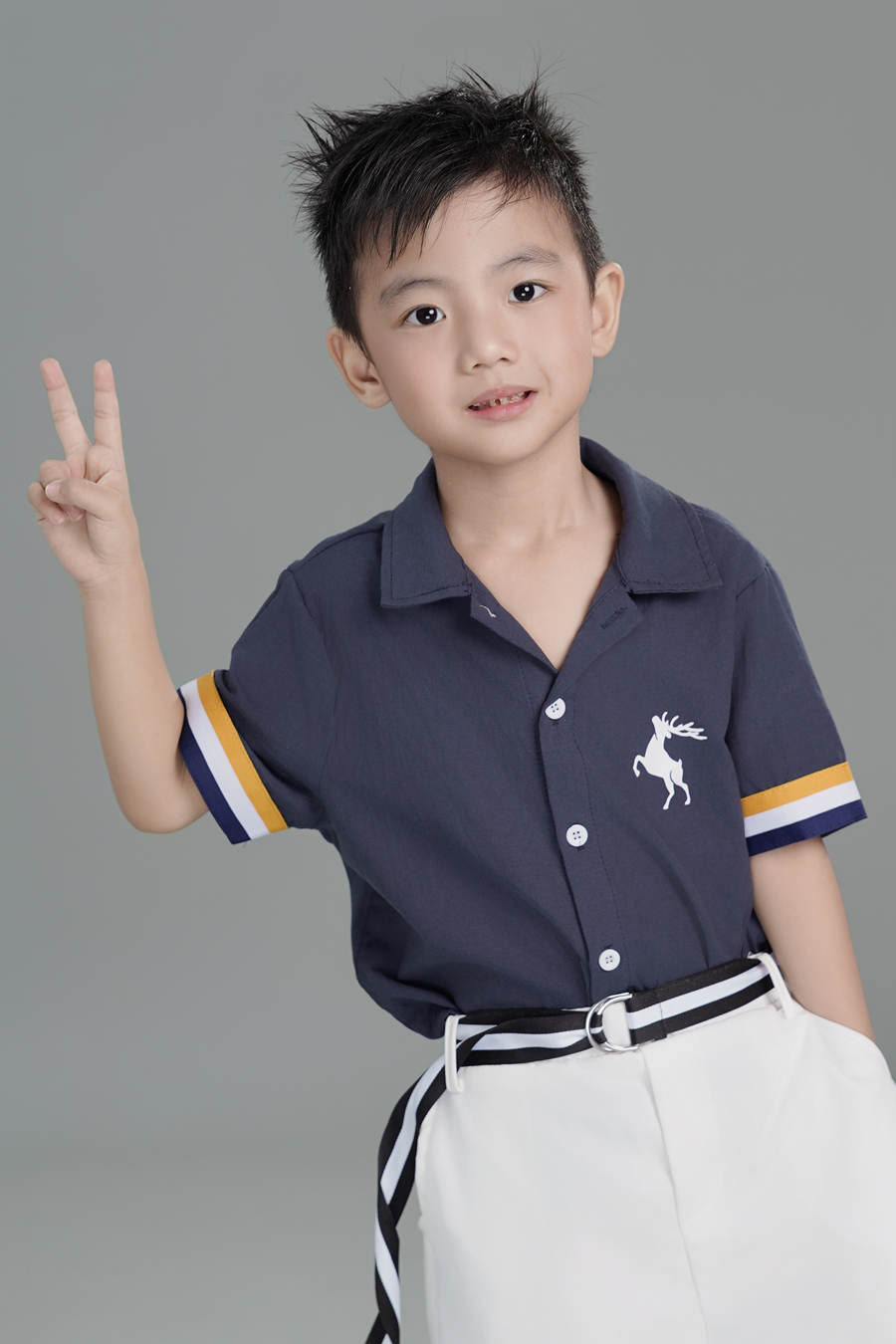Nguyễn Uyên Phương cùng xã Hoàng Phúc chụp hình gia đình cùng 3 nhóc tỳ-637-1
