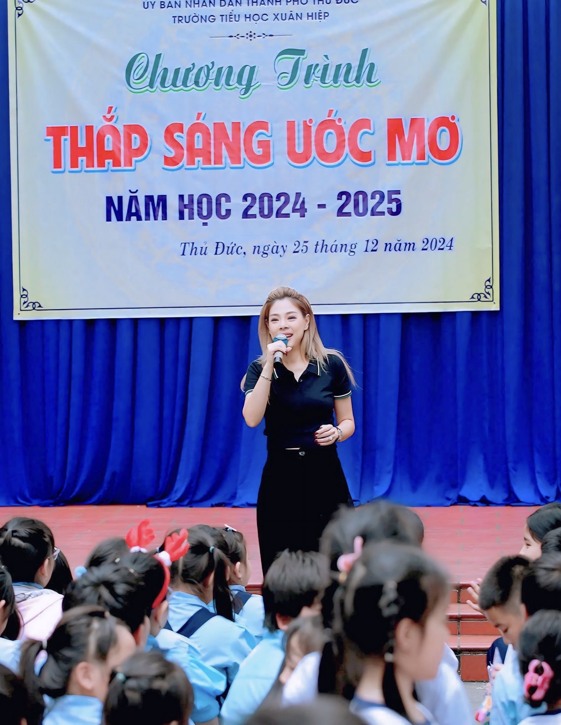 Ca sĩ Thanh Thảo dẫn về nước đi từ thiện tại quê nhà dịp cuối năm-608-1