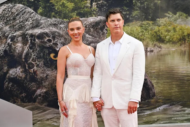 Scarlett Johansson chủ động hôn Jonathan Bailey trên thảm đỏ-1930-1