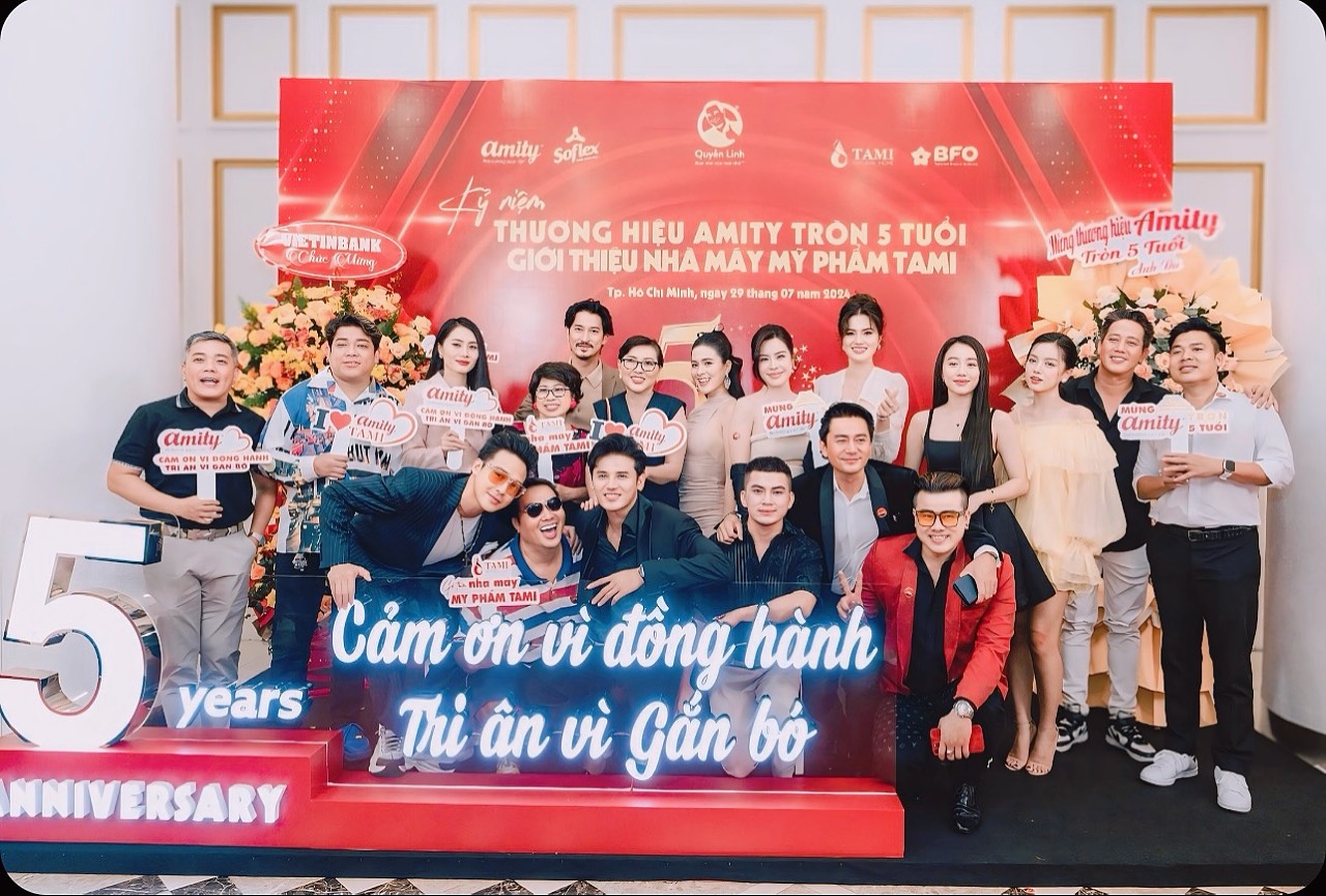 Lee Phương đắt show sự kiện với ngoại hình gợi cảm-374-1