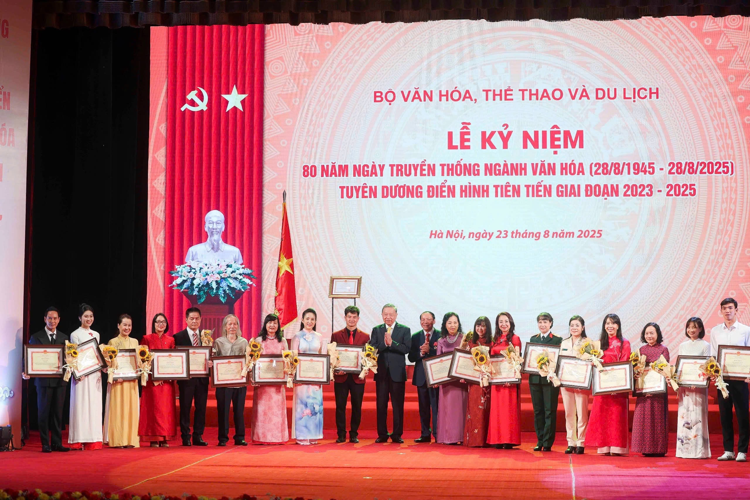 Đạo diễn Lý Hải vinh dự nhận bằng khen-2067-1