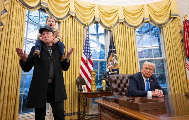 Elon Musk lại bị người yêu cũ, Grimes, réo gọi-675-1