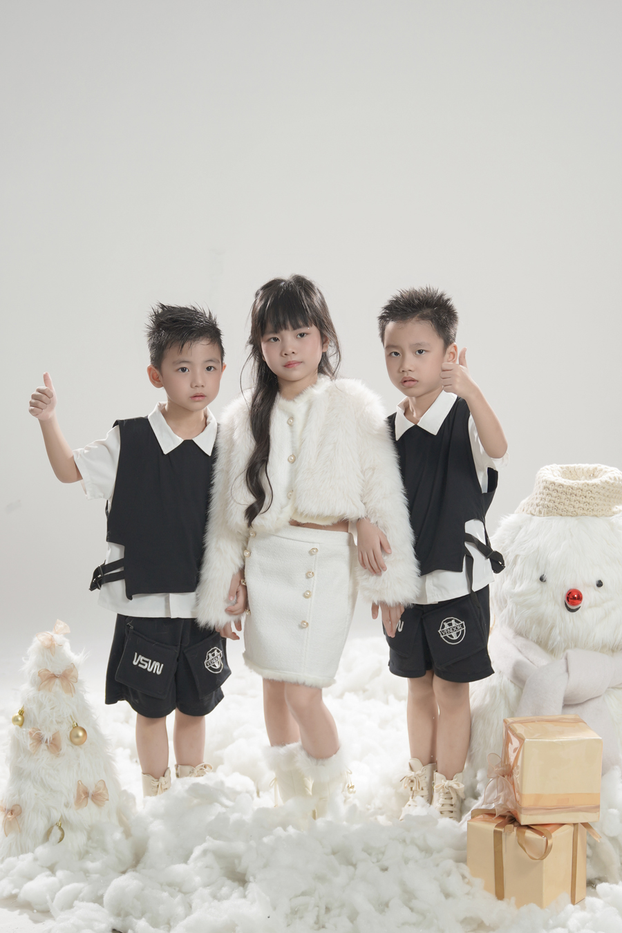 Nguyễn Uyên Phương cùng xã Hoàng Phúc chụp hình gia đình cùng 3 nhóc tỳ-637-1