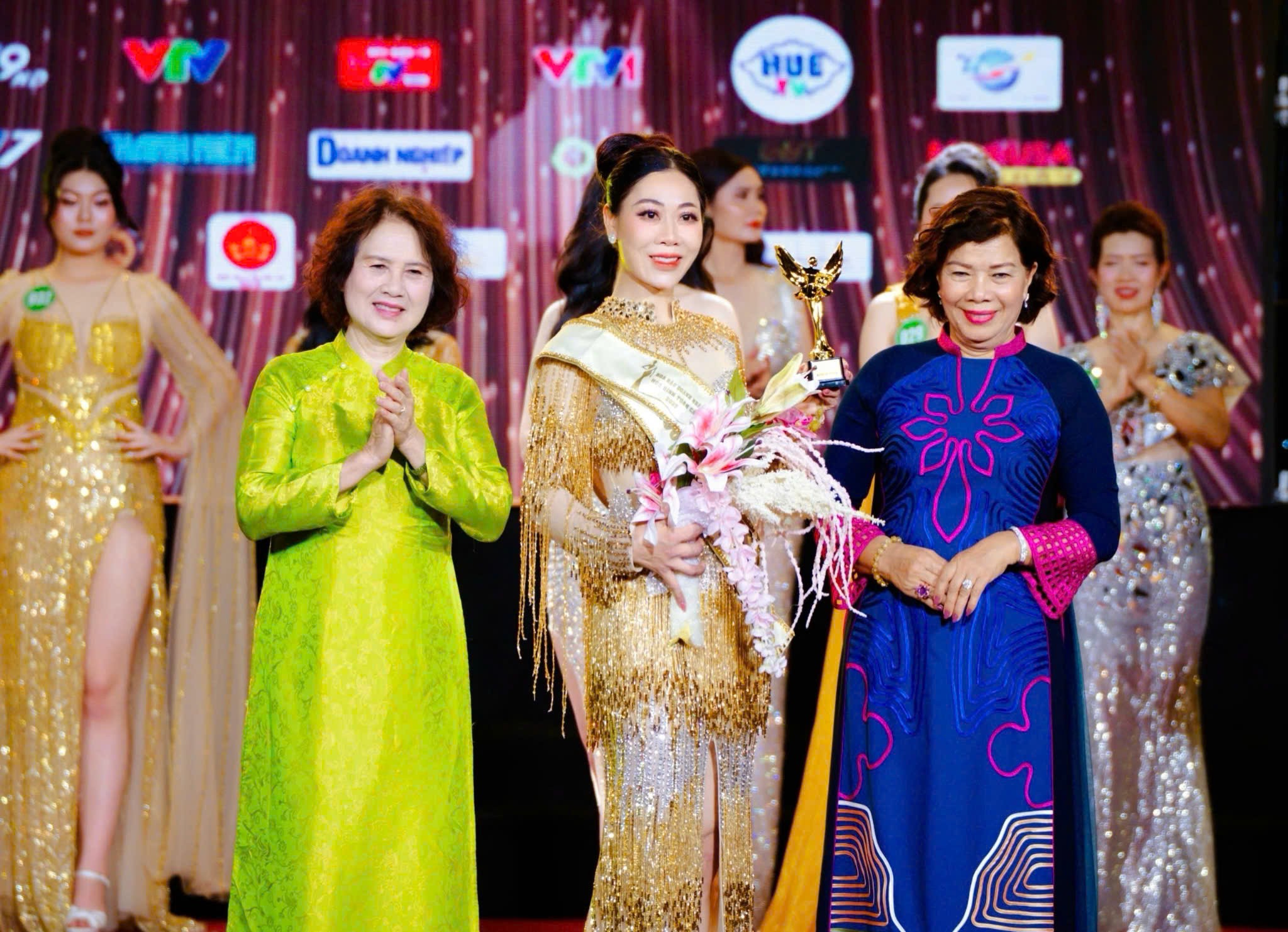 Lại Thị Thu Hà xuất sắc đoạt vương miện Hoa hậu Doanh nhân-1883-1