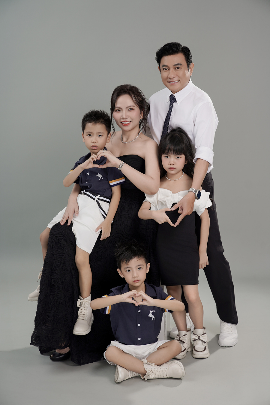 Nguyễn Uyên Phương cùng xã Hoàng Phúc chụp hình gia đình cùng 3 nhóc tỳ-637-1