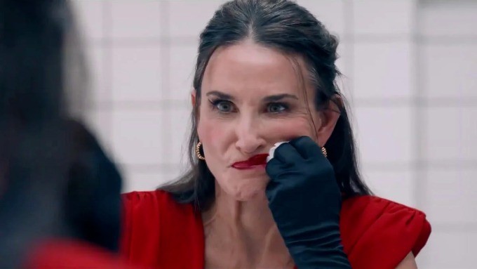 Sắc vóc trẻ trung của Demi Moore trên thảm đỏ Oscar 2025.-1697-1