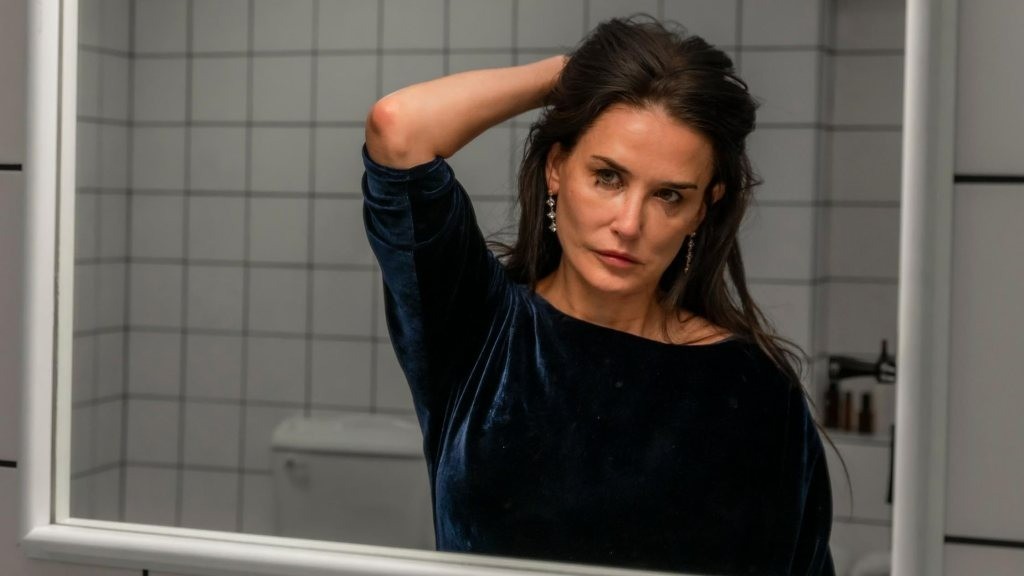 Sắc vóc trẻ trung của Demi Moore trên thảm đỏ Oscar 2025.-1697-2