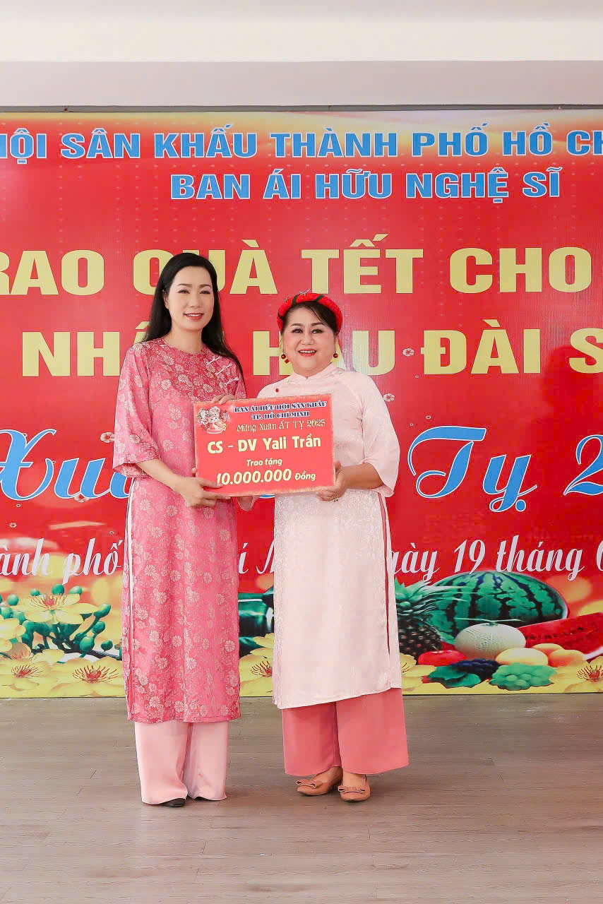 NSND Trịnh Kim Chi giúp người nghèo cận Tết Nguyên Đán 2025-638-1