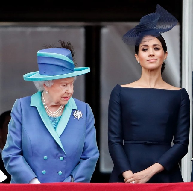 Meghan Markle hoán đổi vị trí từ người dẫn chương trình thành khách mời podcast.-1809-1
