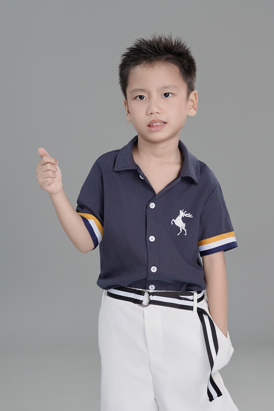 Nguyễn Uyên Phương cùng xã Hoàng Phúc chụp hình gia đình cùng 3 nhóc tỳ-637-1