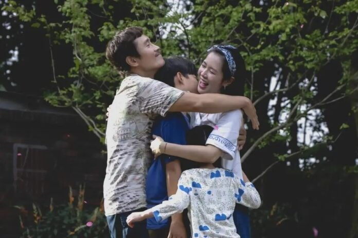 Lee Byung Hun và Son Ye Jin đóng vai vợ chồng trong phim mới.-2070-1