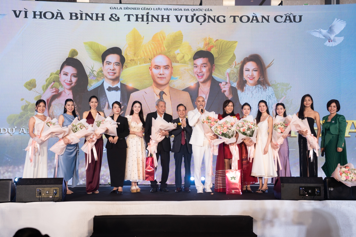 A Tuân ra mắt dự án Thiện Tâm Đại Địa – Anh Em Bốn Bể Một Nhà-1899-1