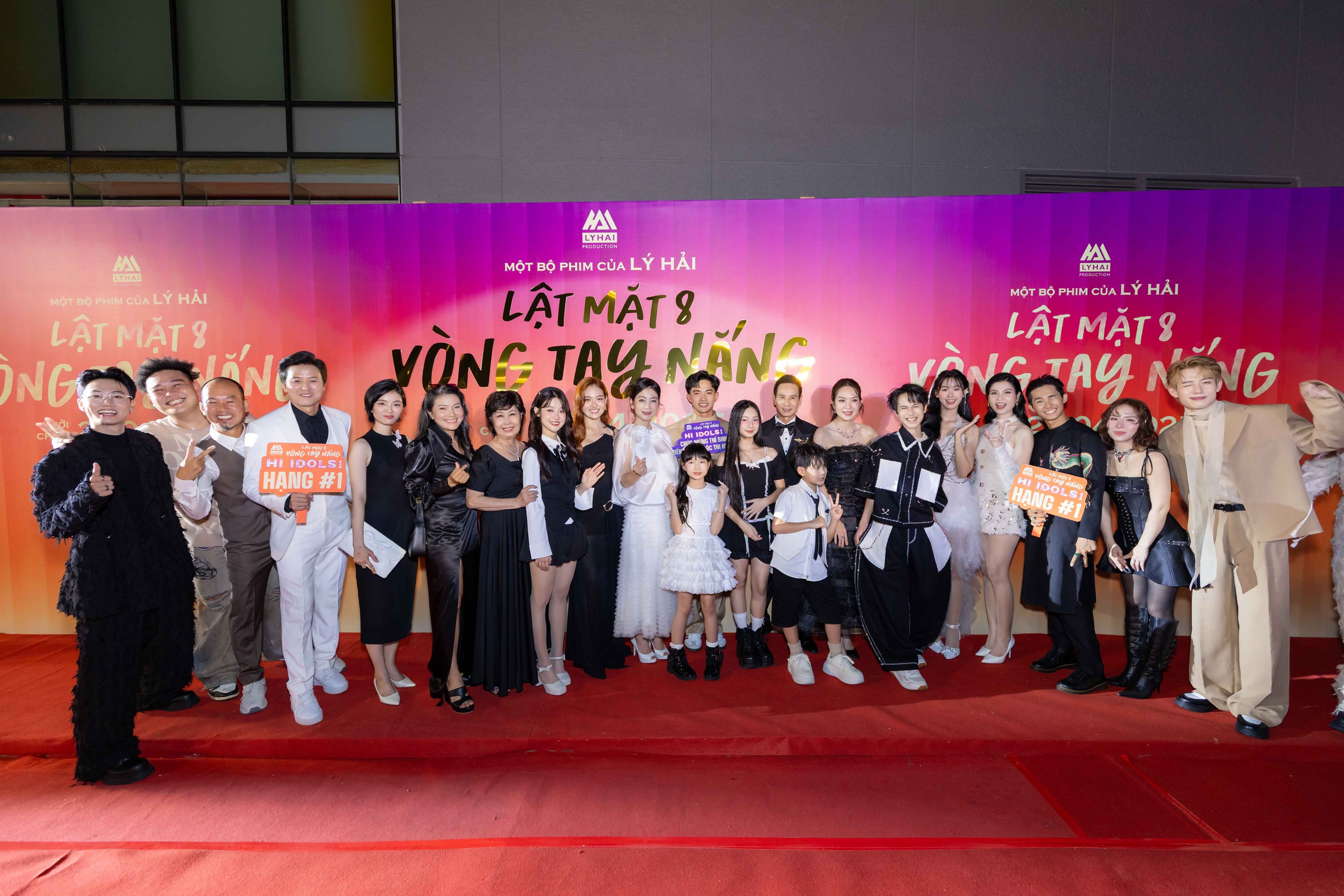 Lật mặt 8: Vòng tay nắng ra mắt với sự ủng hộ của khán giả-1800-1