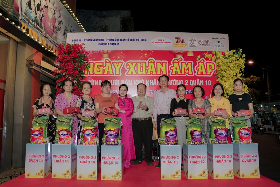 Vợ chồng Việt Hương - Hoài Phương làm việc nhiều ý nghĩa dịp cuối năm-642-1