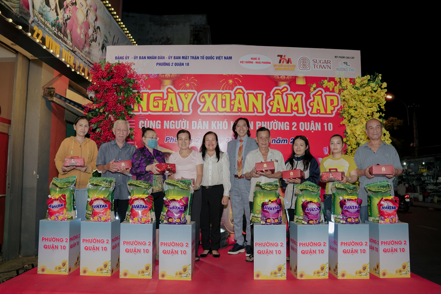 Vợ chồng Việt Hương - Hoài Phương làm việc nhiều ý nghĩa dịp cuối năm-642-1
