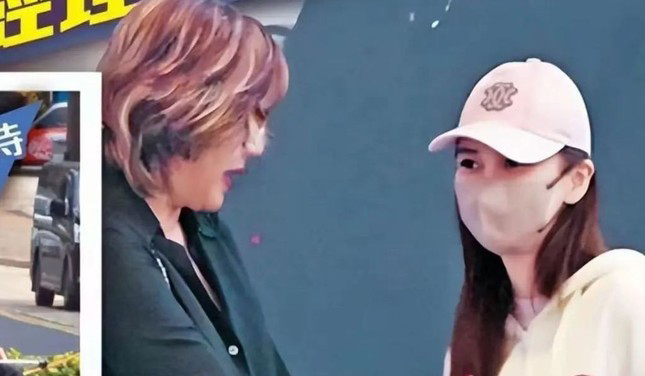 Angelababy bị quản lý to tiếng trên phố