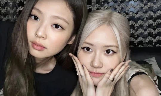 Bức hình khiến Jennie và Rosé vướng tranh cãi.