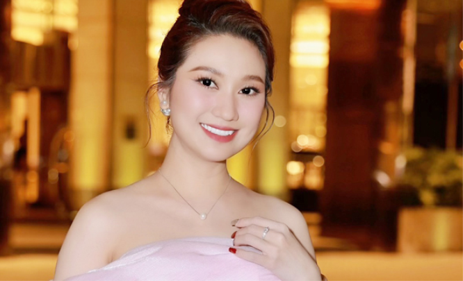 Cao Mỹ Kim dự Lễ bế mạc Liên hoan phim Quốc tế TP.HCM với nét đẹp dịu dàng