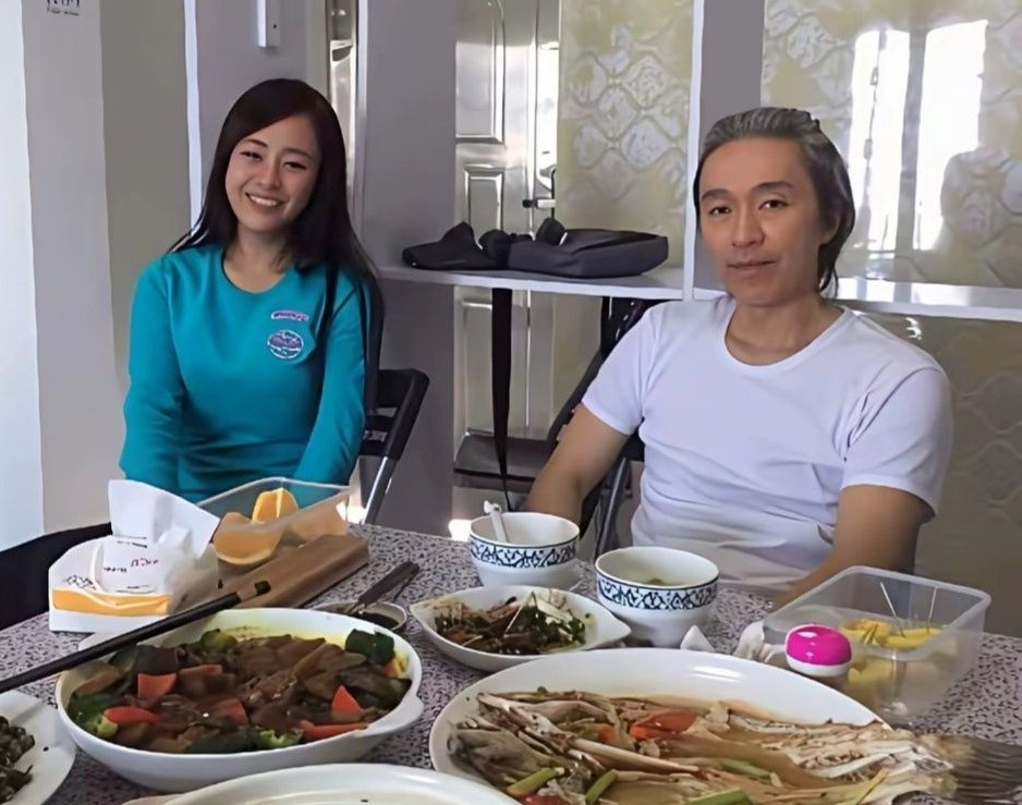 Châu Tinh Trì gặp gỡ cô gái trẻ đáng tuổi con.