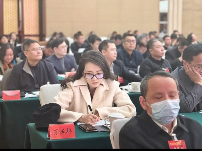 Chương Tử Di gây sốt mạng xã hội