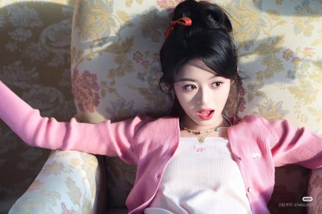 Điềm Điềm khoe đôi bông tai và loạt lùm xùm