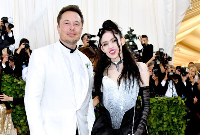 Elon Musk lại bị người yêu cũ, Grimes, réo gọi