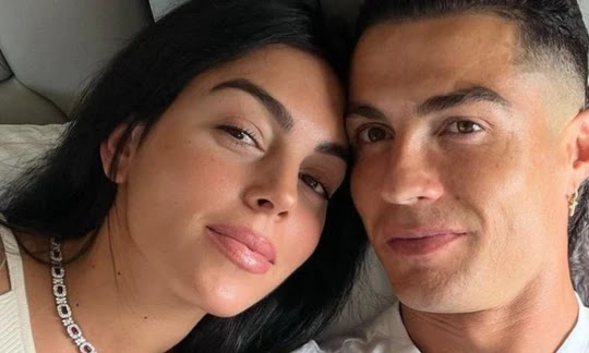 Georgina Rodriguez chia sẻ ảnh nhẫn kim cương, gắn thẻ tài khoản của Cristiano Ronaldo