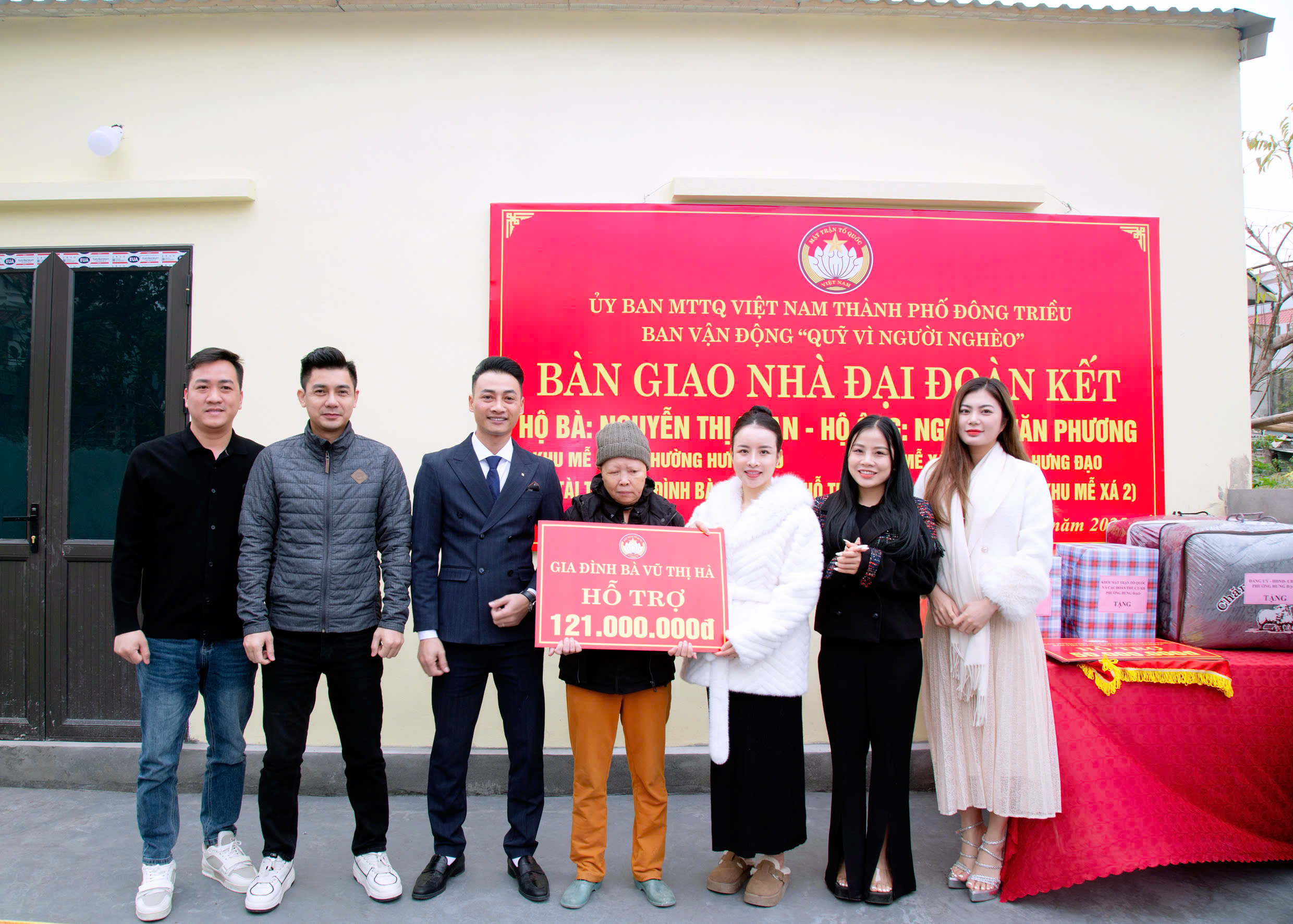 Hãng phim Bạch Mã trao hai căn nhà tình nghĩa giúp người nghèo đón Tết ấm no