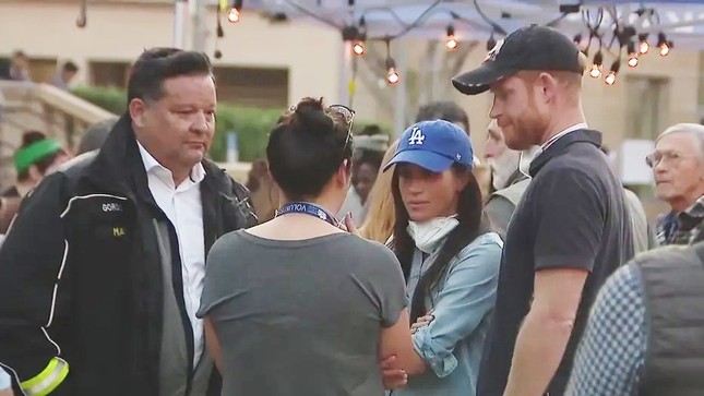Harry - Meghan tiếp tục bị chỉ trích khi tham gia giúp đỡ các nạn nhân bị ảnh hưởng do cháy