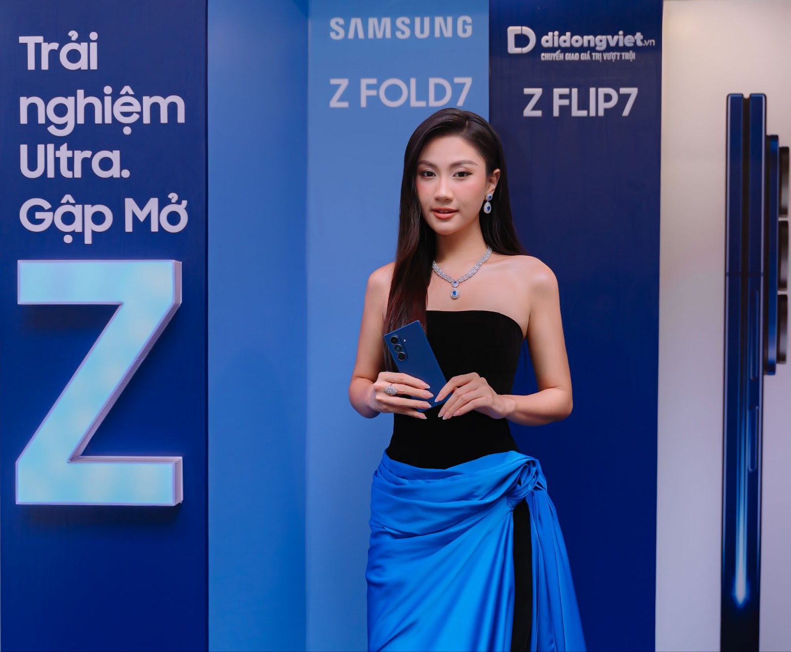 Hoa hậu Phương Linh bất ngờ trên tay bên Galaxy Z Fold7