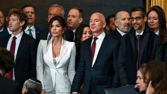 Lauren Sanchez mặc phản cảm