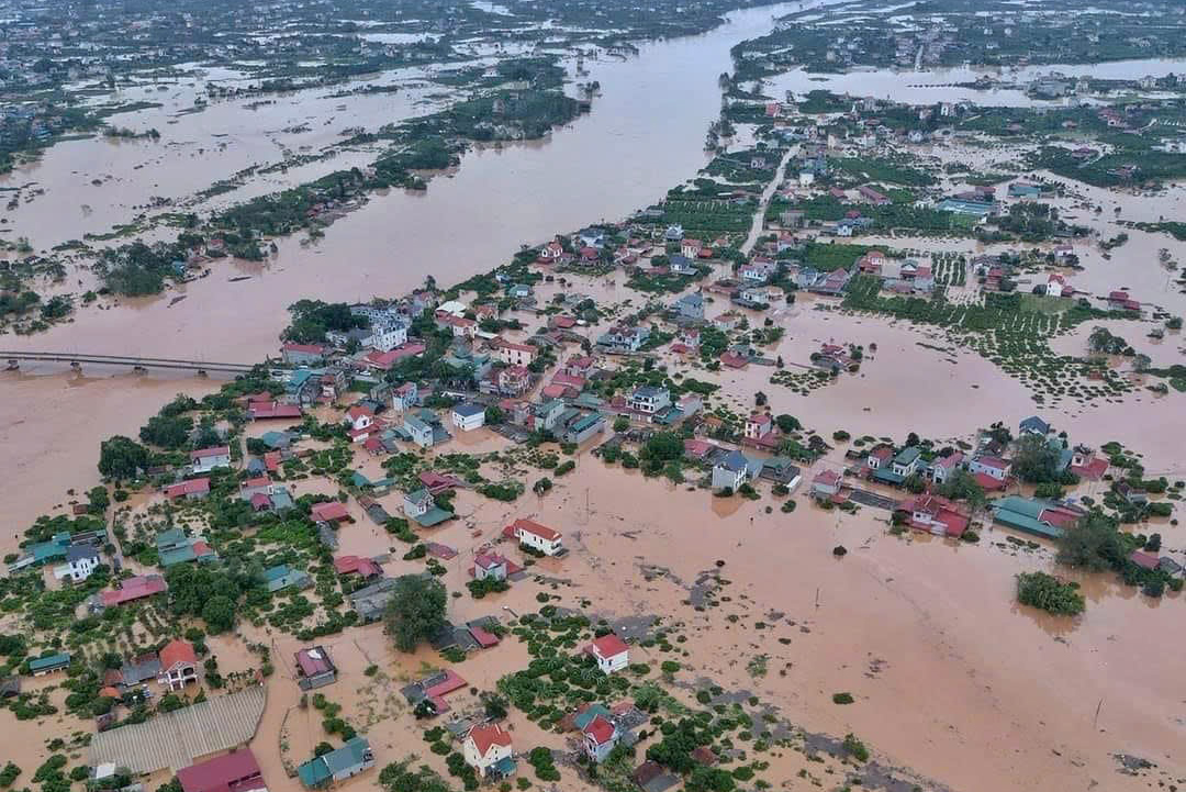 Lũ trên sông Lục Nam lên nhanh khiến nhiều nhà cửa và diện tích lúa, hoa màu bị ngập nặng