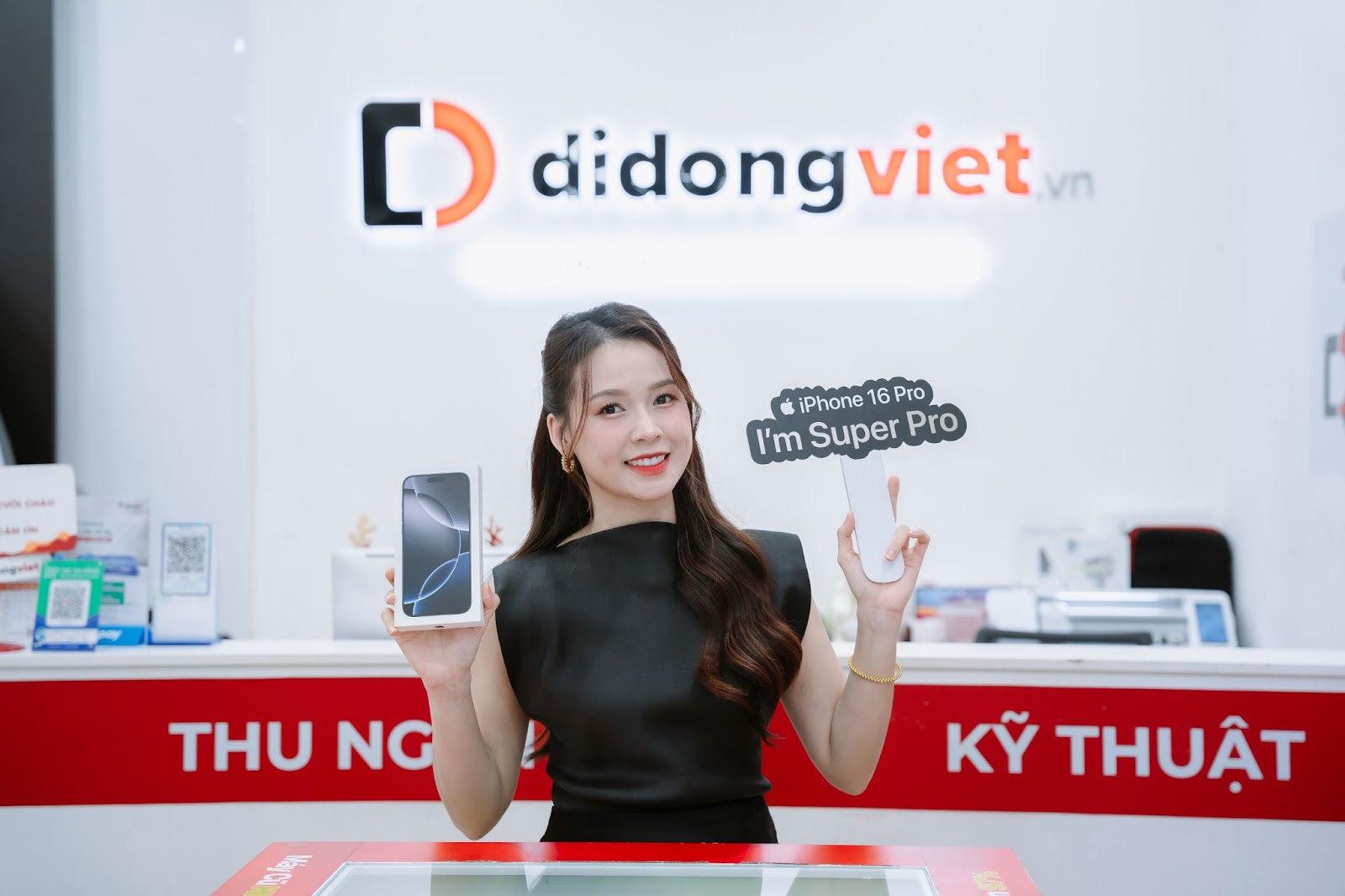 MC Sam đi sắm iPhone gây chú ý thu hút ánh nhìn với nhan sắc không tì vết.