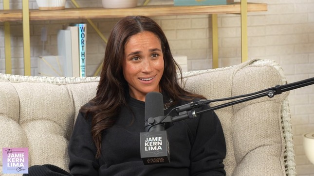 Meghan Markle hoán đổi vị trí từ người dẫn chương trình thành khách mời podcast.