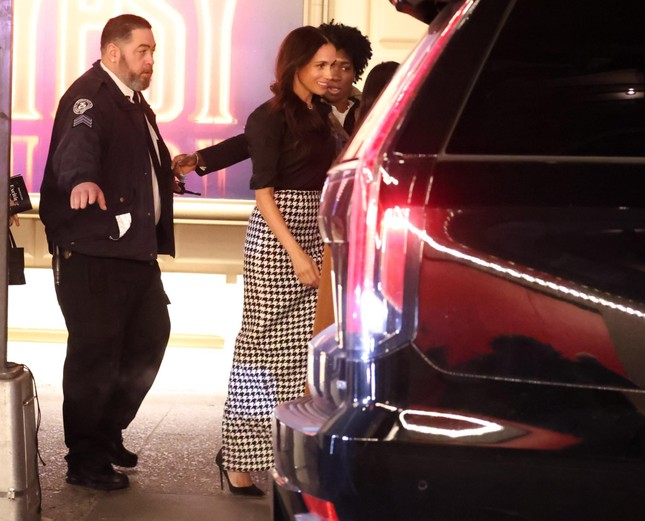 Meghan Markle thuê cả đoàn xe đi xem nhạc kịch
