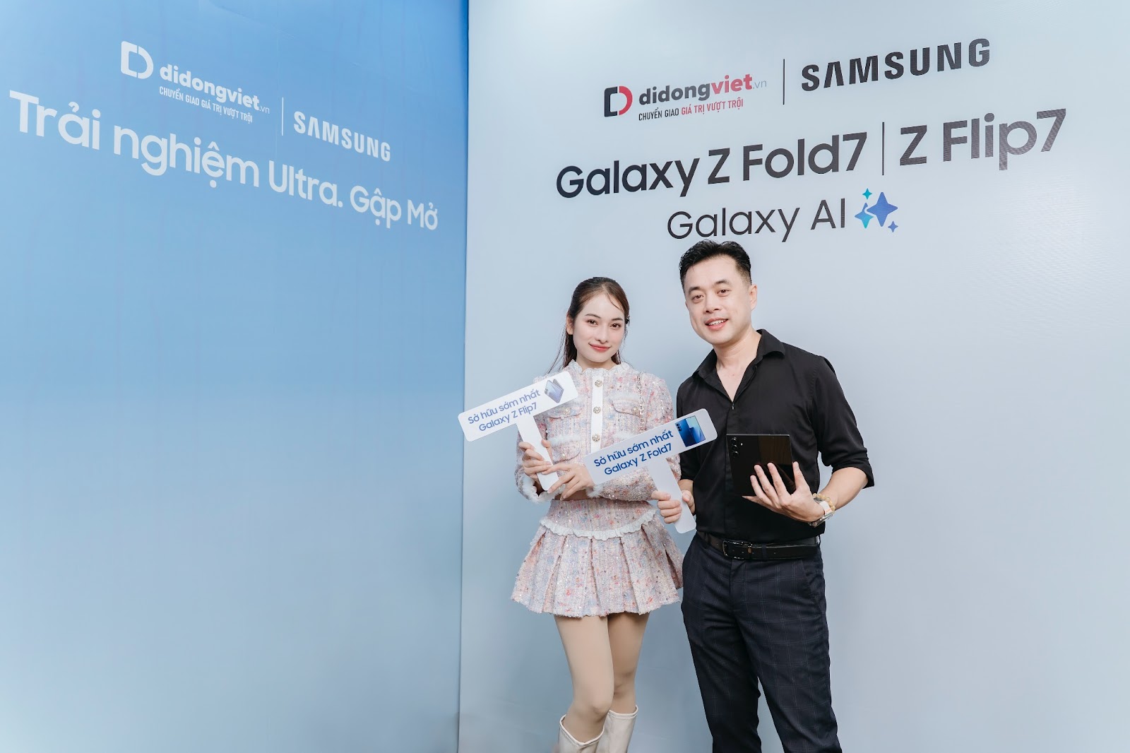 Nhạc sĩ Dương Khắc Linh và bà xã check-in cùng Samsung Galaxy Z Fold7