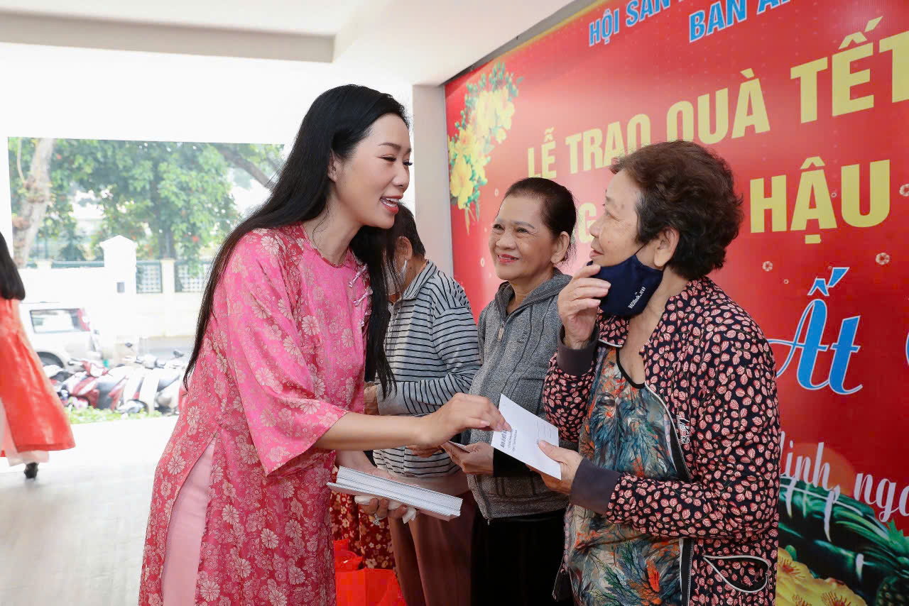 NSND Trịnh Kim Chi giúp người nghèo cận Tết Nguyên Đán 2025