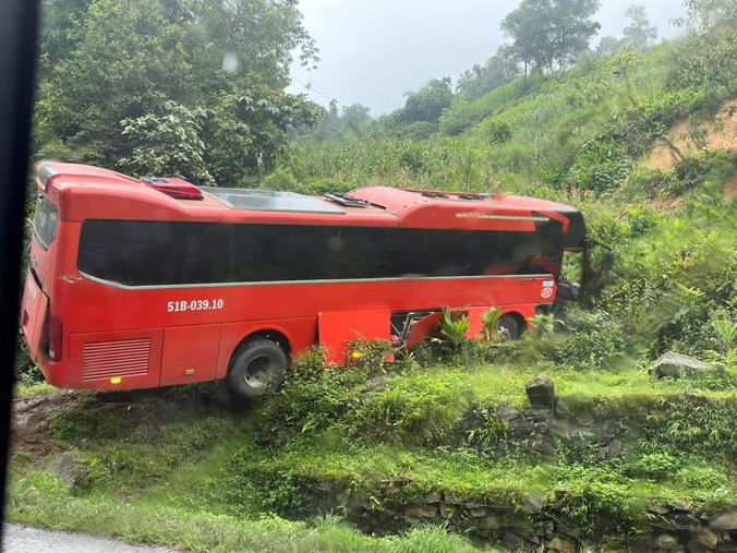 Ô tô mất phanh tài xế đánh lái lao vào taluy dương