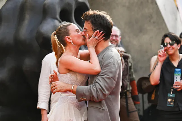 Scarlett Johansson chủ động hôn Jonathan Bailey trên thảm đỏ