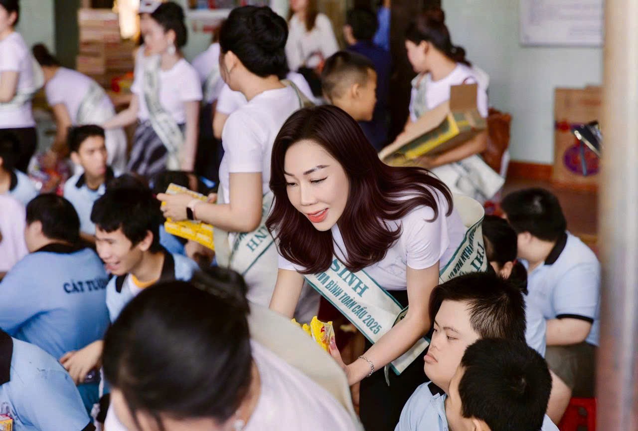 Tân Hoa hậu Lại Thị Thu Hà làm việc ý nghĩa tại Trung tâm Bảo trợ Trẻ em Khuyết tật Chùa Long Thọ