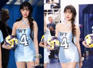 Jang Won Young mặc áo cầu thủ cách điệu tại sự kiện bóng đá.